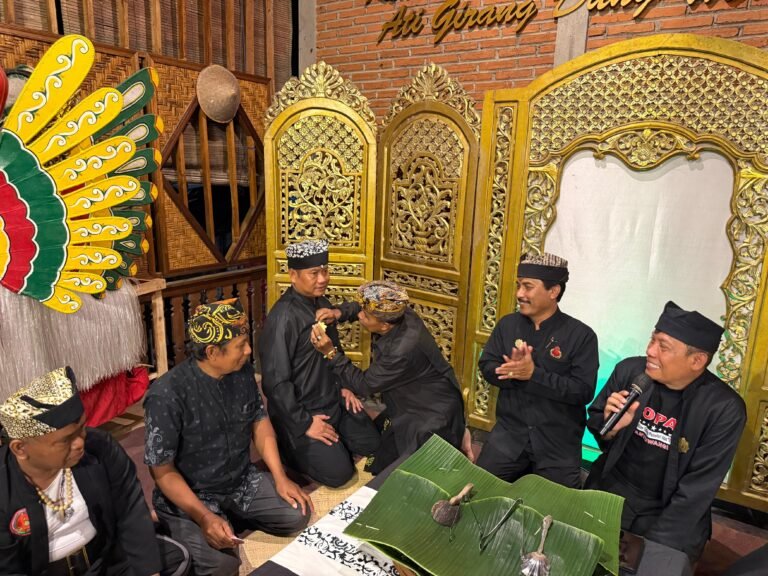 KOPAT Banyuwangi Anugerahkan Gelar Kehormatan untuk Danrem 083/Baladhika Jaya: Simbol Sinergi Budaya dan Pengabdian