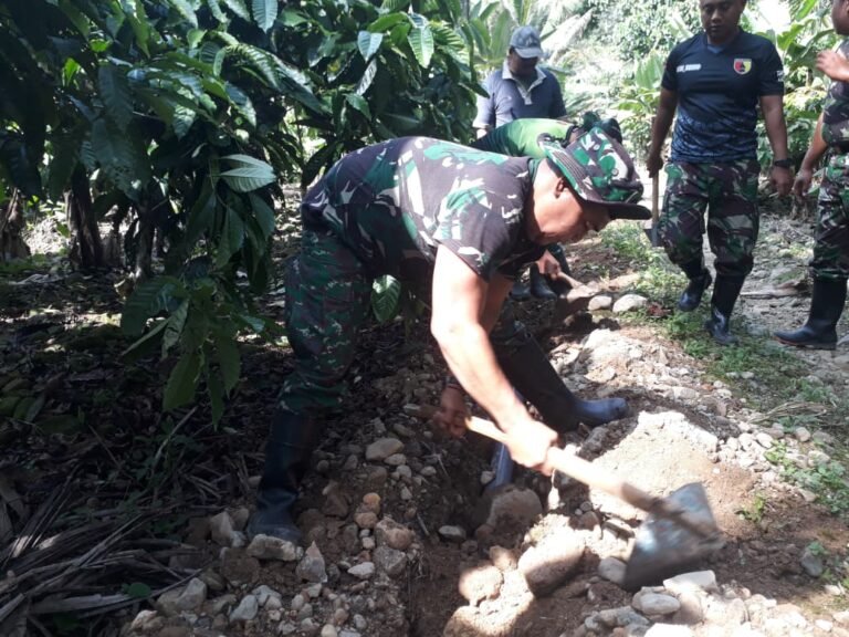Gotong Royong Satgas TMMD dan Warga Sukseskan Pekerjaan Pipanisasi di Lebakharjo
