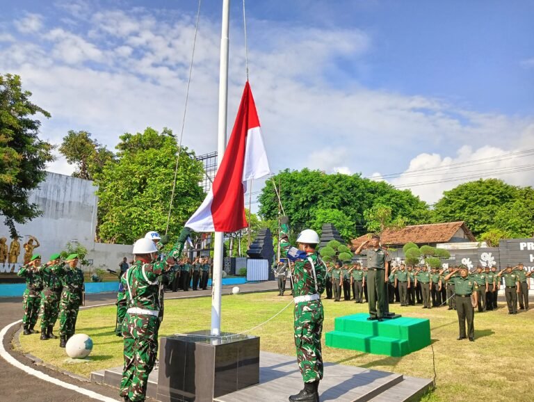 Prajurit TNI Kodim Banyuwangi dan ASN Kobarkan Semangat Persatuan di Upacara Sumpah Pemuda Ke-97