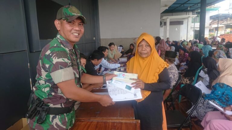 Babinsa Koramil 0825/03 Glagah Kawal Penyaluran Kartu Bansos BNI di Delapan Desa dan Dua Kelurahan Secara Serentak
