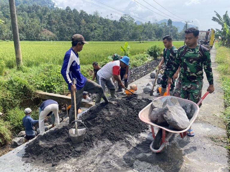 Gotong Royong Satgas TMMD dan Warga Wujudkan Irigasi Produktif di Lebakharjo