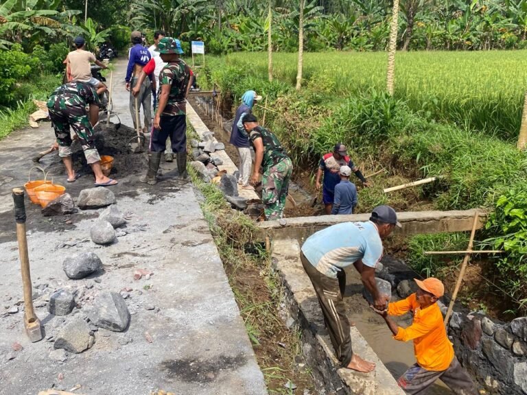 Semangat Gotong Royong Warnai Pembangunan Irigasi TMMD 126 di Ampelgading