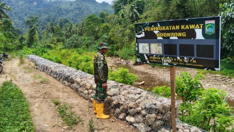 TMMD 126 Kodim 0818 Wujudkan Ketahanan Wilayah Lewat Pembangunan Bronjong di Lebakharjo
