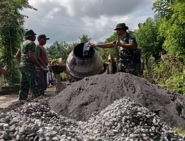 Semangat Satgas TMMD 126 Bangun Drainase 245 Meter di Lebakharjo Tak Surut di Tengah Terik Matahari