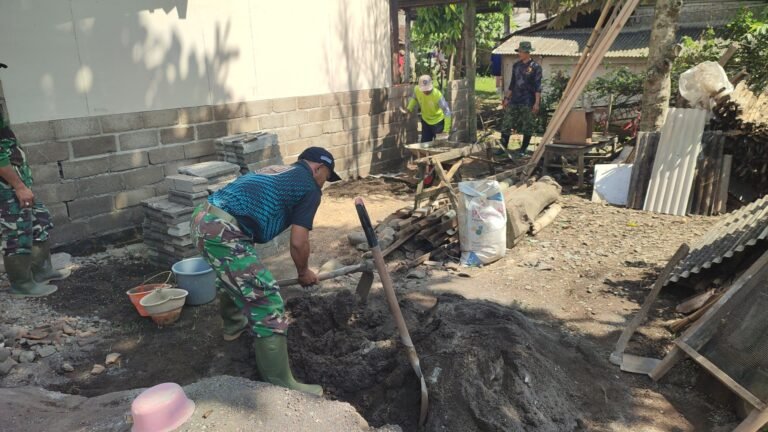 Babinsa Tamansuruh dan Warga Gotong Royong Bedah Rumah Rutilahu Tahun Anggaran 2025 di Dusun Mondoluko