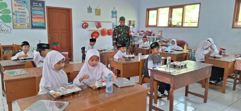 Babinsa Kenjo Dampingi Program MBG di Sekolah Dasar, Begini Cara Sertu Zaenur Tanamkan Disiplin Sejak Dini