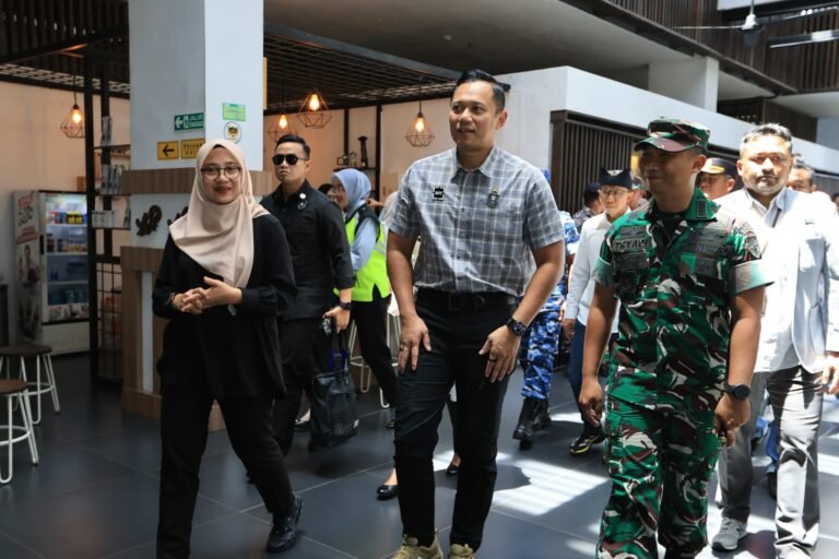 Dandim Banyuwangi Dampingi Menteri Infrastruktur dan Pembangunan Kewilayahan Tinjau Revitalisasi Pasar dan Inggrisan