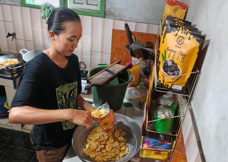 Dari Dapur Rumah ke Etalase TMMD: Kisah Sukses Pasutri Reni dan Yeni dengan “Ning Kripik”