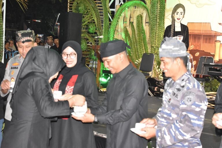 Sak Corotan Dadi Seduluran”, Dandim 0825 Banyuwangi Hadiri Festival Ngopi Sepuluh Ewu Cangkir di Desa Kemiren