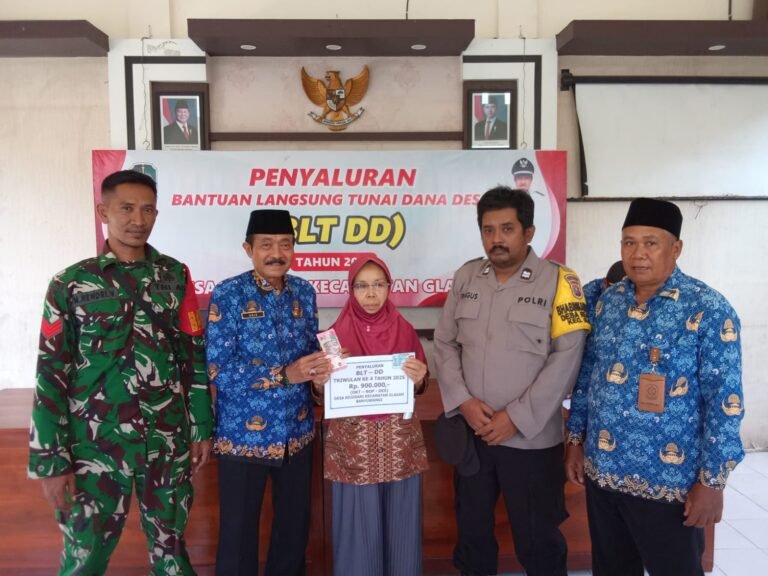 Babinsa Rejosari Dampingi Penyaluran BLT DD, Pastikan Tepat Sasaran dan Aman