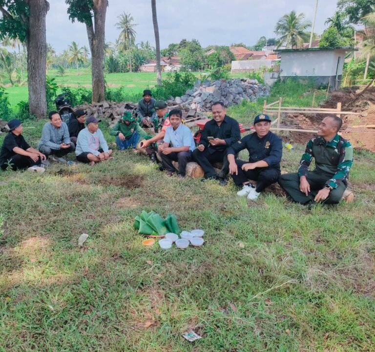 Canda Tawa Warnai Kebersamaan Danramil Glagah dan Pekerja Proyek Koperasi Merah Putih Olehsari