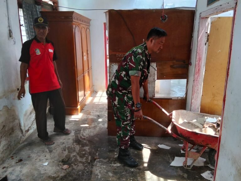 Babinsa Bakungan Dampingi PMI Mulai Retrofitting Rumah Aman Gempa, Rumah Ibu Sulih Jadi Percontohan