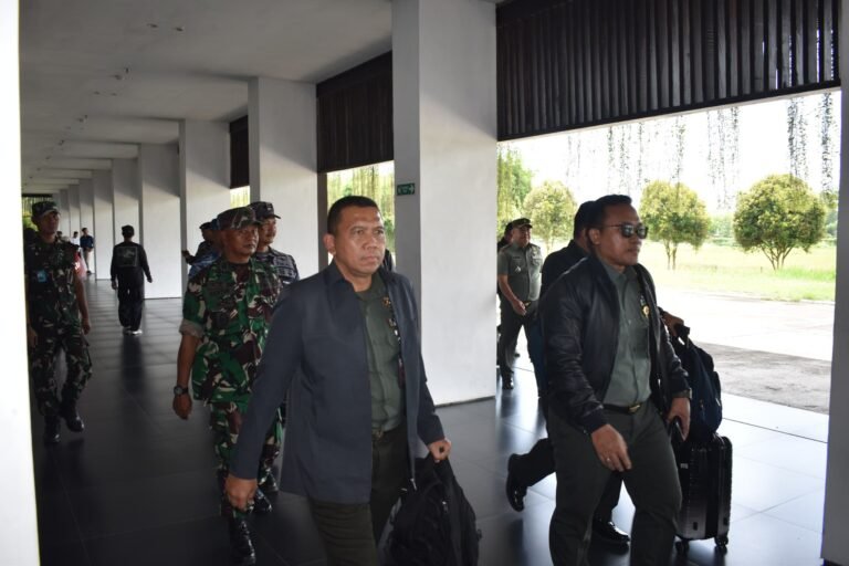 Mendarat di Bumi Blambangan, Brigjen TNI Dwi Hariyono Buka Kunjungan Kerja ke Situbondo — Kasdim 0825 Banyuwangi Pimpin Penyambutan di Bandara Internasional Banyuwangi