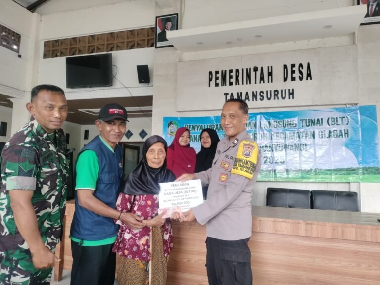Babinsa Serma Supiyanto Kawal Penyaluran BLT DD Tahap 3 di Tamansuruh