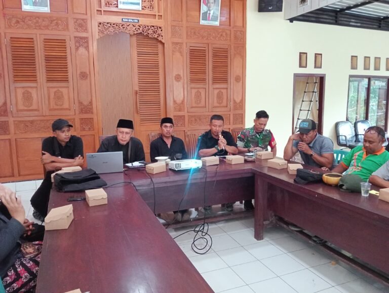 Ada Apa di Balai Desa Kampunganyar? Babinsa Sertu Aminullah Ikut Kawal Rapat Evaluasi Pagi Ini