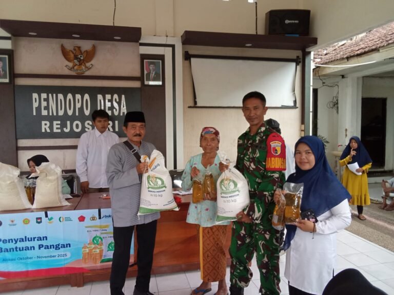 Babinsa Jadi Pusat Perhatian Saat Ratusan Warga Serbu Bantuan Pangan di Rejosari, Ada Apa?