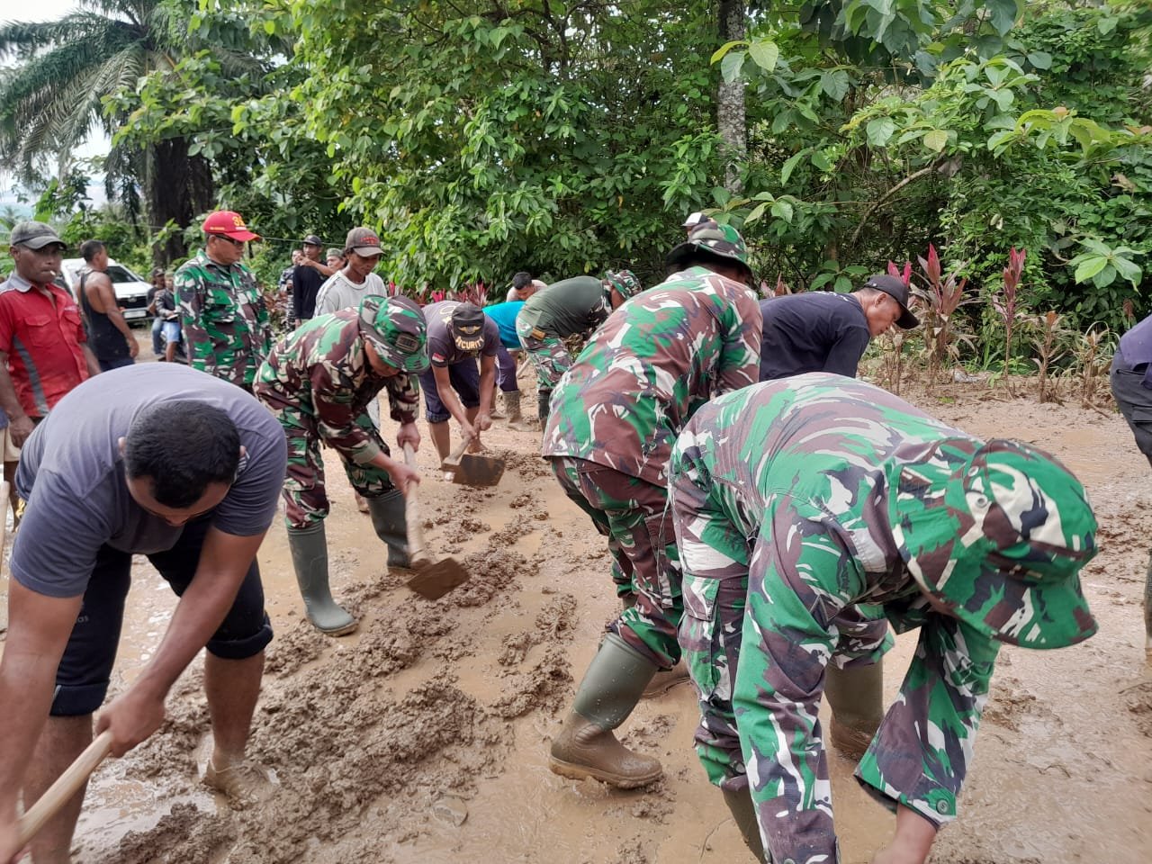 Respons Cepat! Kodim 0825 Banyuwangi Pimpin Karya Bakti Massal Bersihkan Longsor di Gunung Gamping