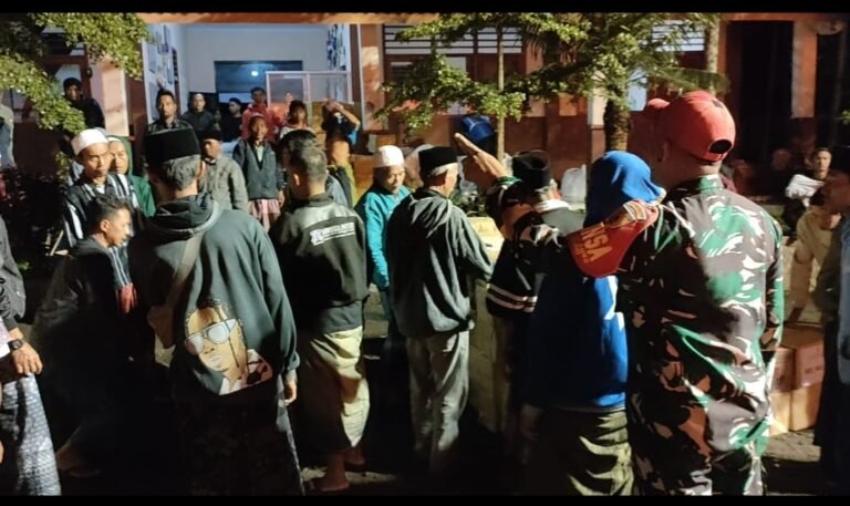 Babinsa Oro-oro Ombo dan Relawan Salurkan Sembako untuk Pengungsi di SMPN 02 Pronojiwo
