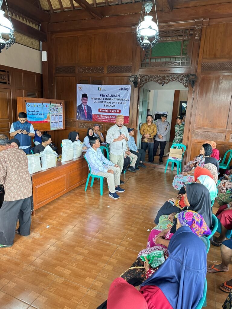 Tinjau Penyaluran Bansos di Banyuwangi, Anggota DPR RI Sumail Abdullah Pastikan Bantuan Tepat Sasaran