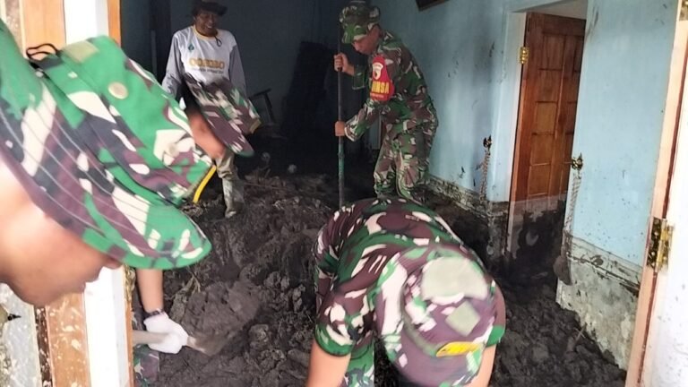 TNI Bergerak Cepat: Kodim 0821 Pacu Pembersihan Rumah Warga Terdampak Erupsi Semeru