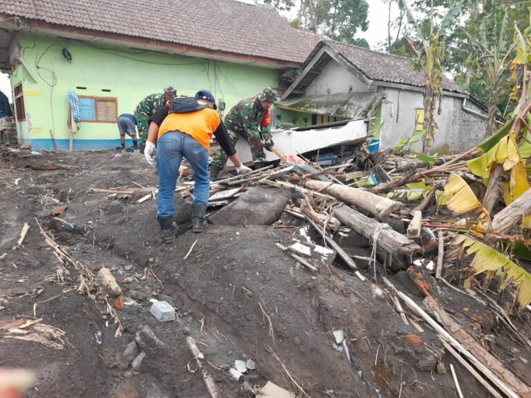 TNI Tingkatkan Aksi Kemanusiaan: Satgas Penanggulangan Bencana Kodim 0821 Intensifkan Pembersihan Rumah Warga Terdampak Erupsi Semeru