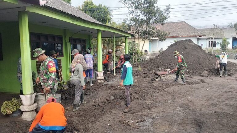 Dengan Cangkul dan Arco, TNI Lumajang Kembali Gencarkan Pembersihan Rumah Warga