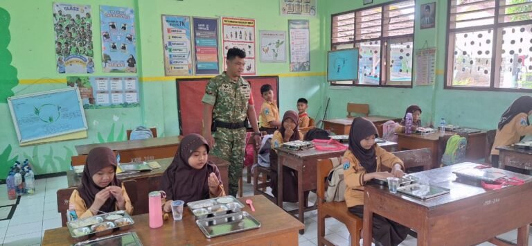 Pendampingan MBG di SDN Kenjo, Aksi Sertu Zaenur Rofik Bikin Siswa Makin Semangat
