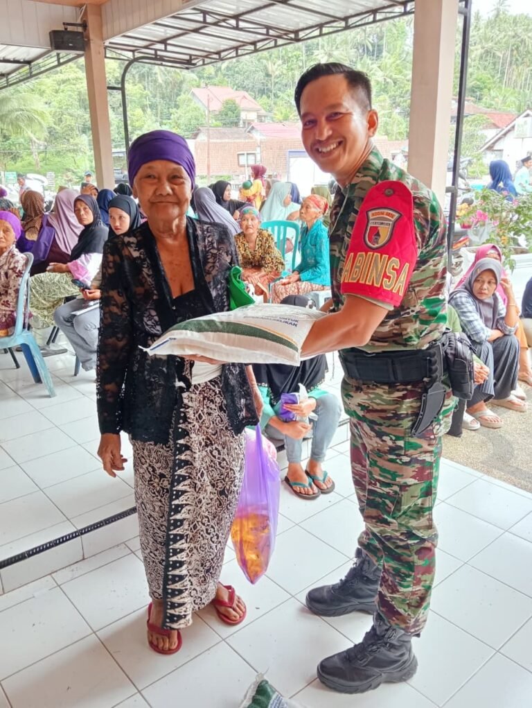 Babinsa Kampunganyar Sertu Moh. Aminullah Kawal Penyaluran Bantuan Pangan untuk 473 Warga