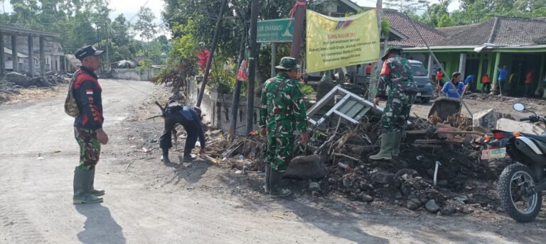 Bersama Menyingkirkan Material Vulanik : Kolaborasi TNI, Polri, Relawan, dan Warga Pulihkan Pronojiwo