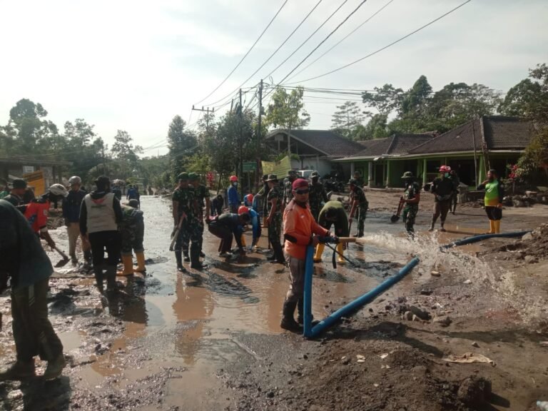 Personel Gabungan TNI, BPBD, dan Relawan Kerahkan Kekuatan Bersihkan Jalan Tertimbun Material Vulkanik Semeru