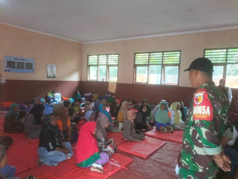 Babinsa Supiturang Dampingi Tenaga Medis Layani Pemeriksaan Kesehatan Lansia dan Anak-Anak di Pos Pengungsian Pronojiwo