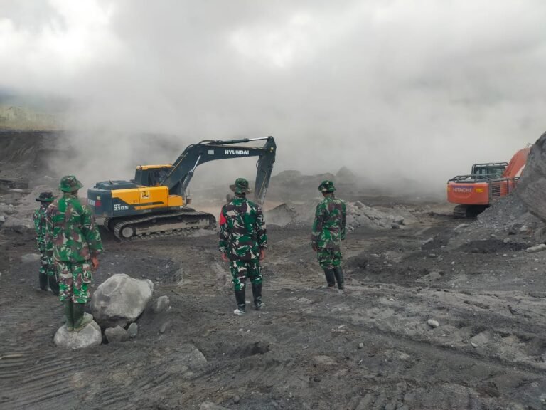 Bati Tuud Koramil Pronojiwo Pimpin Patroli dan Monitoring Pengerjaan Sodetan di Sumbersari Atas
