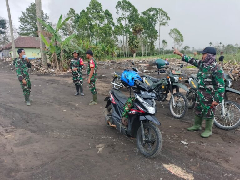 TNI Lakukan Penyekatan di Pertigaan Sumbersari untuk Antisipasi Lahar Dingin Semeru