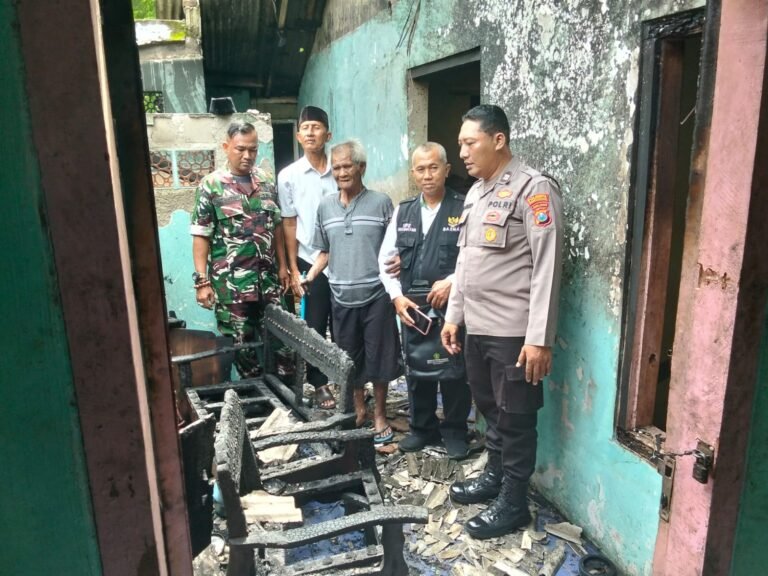 Rumah Warga di Watu Ulo Terbakar Tengah Malam, Babinsa Gerak Cepat Koordinasi Bantuan