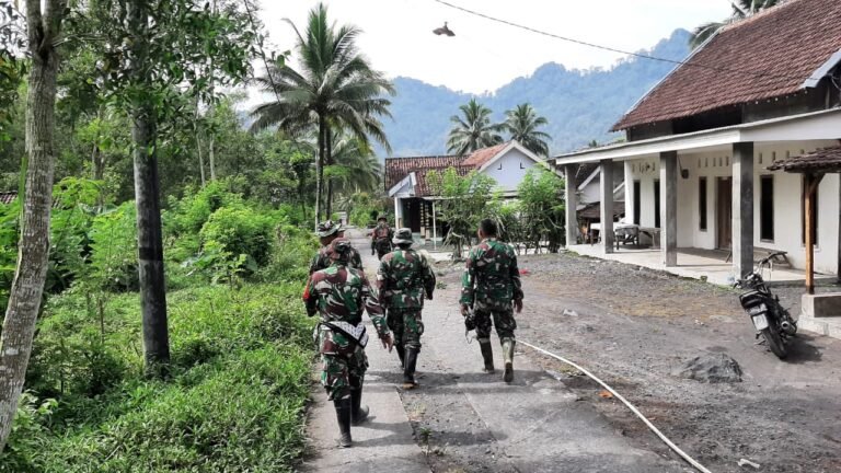 TNI Kodim 0821 Lumajang Lakukan Pengecekan Pengungsi ke Rumah Kerabat: Pastikan Keamanan dan Kondisi Warga Terdampak Lahar Dingin Semeru