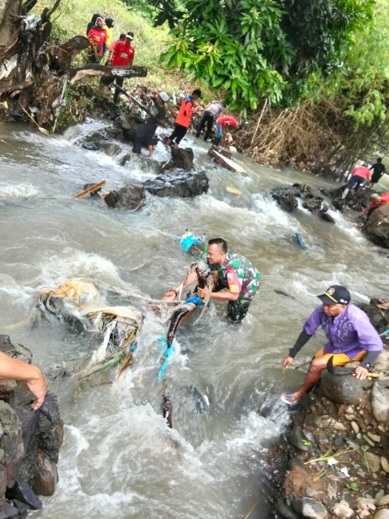 Babinsa Bakungan Turun Langsung ke Aliran Sungai, Warga Ikut Bergerak Bersama