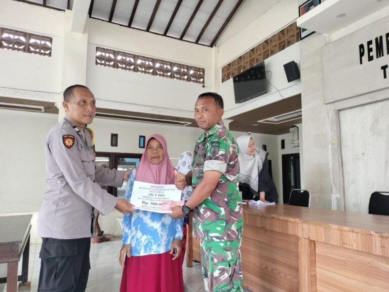 BLT DD Triwulan IV Cair di Tamansuruh, Babinsa Turut Kawal Penyaluran untuk 40 Warga