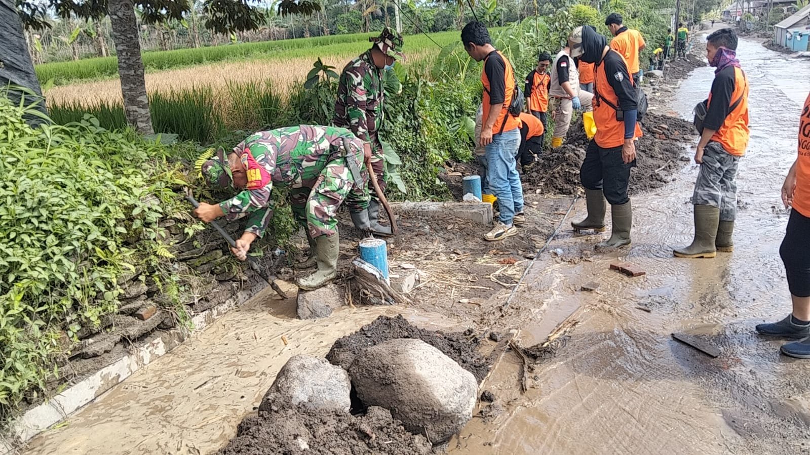Normalisasi Irigasi Pasca Erupsi Semeru, Tim Gabungan Bergerak Pulihkan Akses dan Aliran Irigasi di Pronojiwo