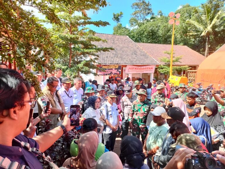 TNI Dampingi Penyerahan Bantuan, Bupati Lumajang Sampaikan Pesan Menyentuh untuk Pengungsi Semeru