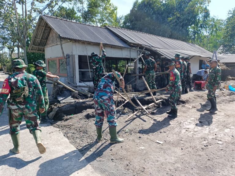 Aksi Kemanusiaan TNI: Pembongkaran Rumah Terdampak Erupsi untuk Pemulihan Warga