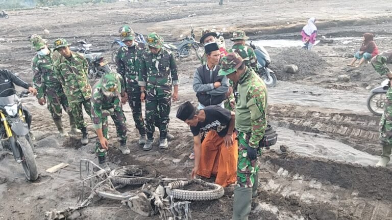 Personel Kodim 0821/Lumajang Intensifkan Pembersihan Lanjutan Material Pasir di Rumah Warga Terdampak Erupsi Semeru