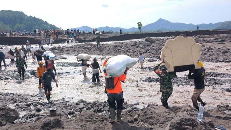 Personel Kodim 0821/Lumajang Bantu Evakuasi Barang Berharga Warga Terdampak Banjir Lahar Dingin Semeru