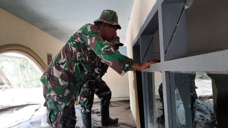 Personel Koramil Tekung Lakukan Pengecekan dan Pembersihan Rumah Warga Terdampak Lahar Dingin Semeru.