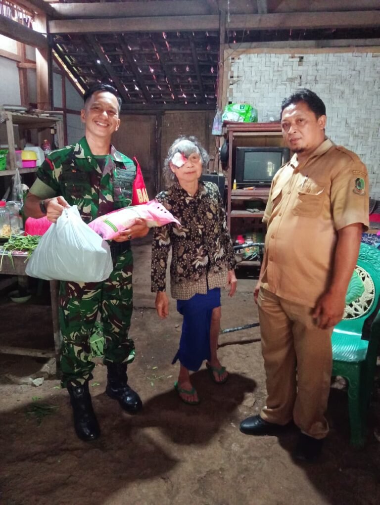 Tak Sekadar Jaga Wilayah, Babinsa Kampunganyar Turun Langsung Bantu Warga Kurang Mampu