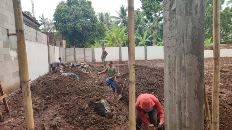 Tak Ingin Molor, Babinsa Paspan Awasi Ketat Pembangunan KDKMP di Dusun Krajan