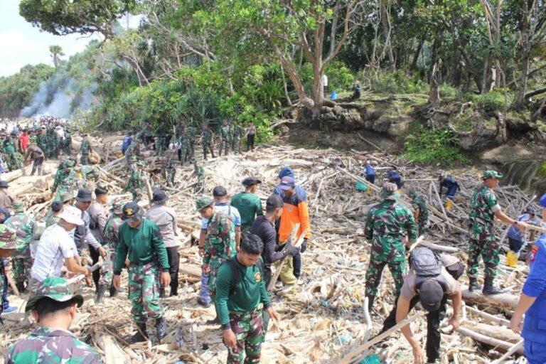 Kodim 0825 Banyuwangi Bersihkan Pantai Pancur Alas Purwo Lewat Gerakan “ASRI