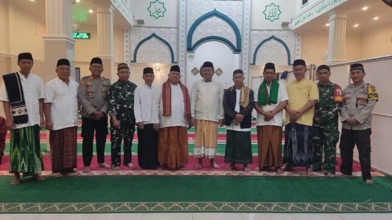 Danramil Glagah Pimpin Safari Ramadan di Tembakon, TNI Hadir Bagi Sembako dan Layanan Kesehatan