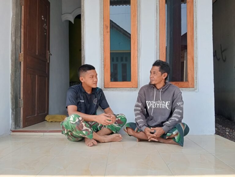 Istirahat Sejenak Jelang Buka Puasa, Prajurit TMMD Ke-127 Kodim Pasuruan Ngobrol Santai Bareng Warga