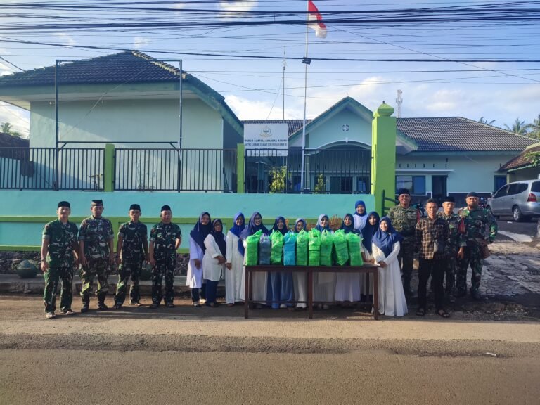 Ramadan Penuh Berkah, Koramil 0825/03 Glagah dan Persit Ranting 4 Bagikan Takjil kepada Masyarakat