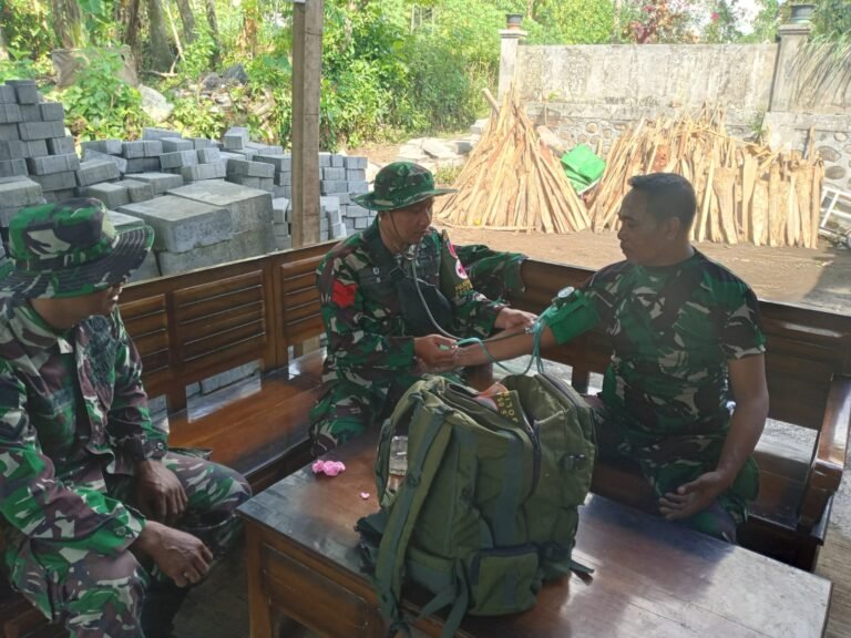 Tim Kesehatan Polkes 05-09-17 Probolinggo Dukung Sukses TMMD ke-128 Melalui Pelayanan Kesehatan. 